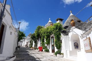 Walking tour of Alberobello capital of Trulli