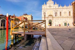 Private guided tour : Hidden corners of Castello