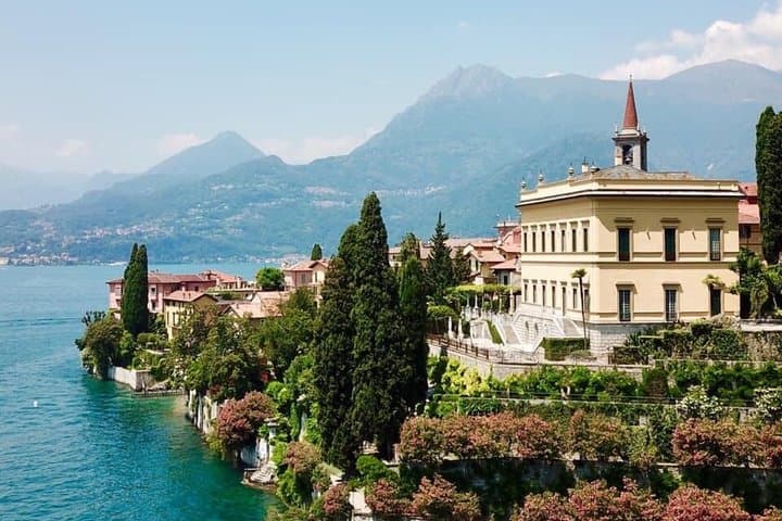 Entrance to the gardens of Villa Cipressi in Varenna on Lake Como — photo 1 of 9