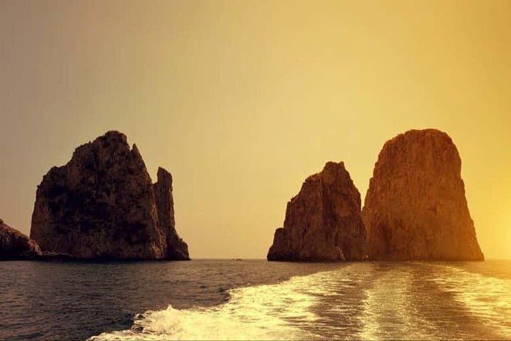 Sunset tour in Capri aboard a traditional boat — photo 1 of 20