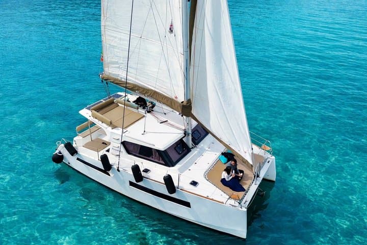 Catamaran tour stops bathing and snorkeling toast with prosecco — photo 1 of 17