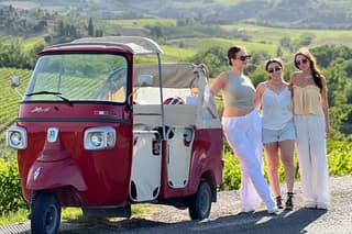 Fun Tuk-Tuk Excursion in Tuscany With Music & Drinks on board