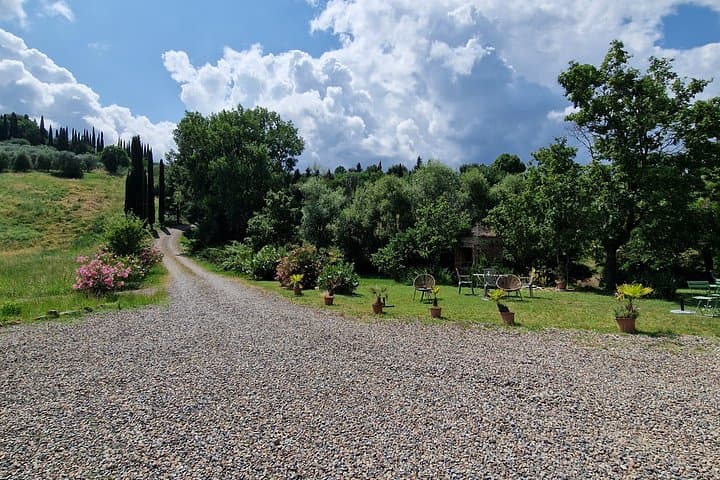 Wine Tasting In A Beautiful Tuscan Villa — photo 1 of 6