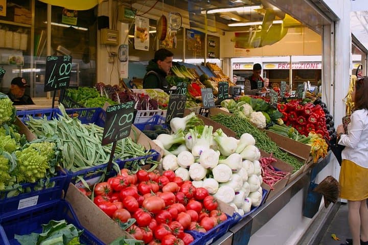 Testaccio District Guided Tour with Market Visit and Food Tasting — photo 1 of 9