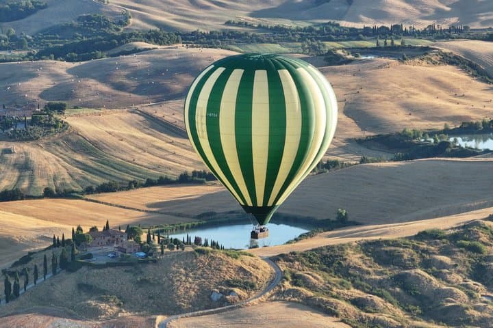 Hot air balloon over the hills of Pienza, Montalcino and Val D'Orcia — photo 1 of 16