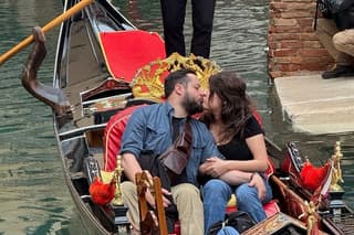 Deluxe Gondola Ride With "Live Music" in Venice With Pick-Up