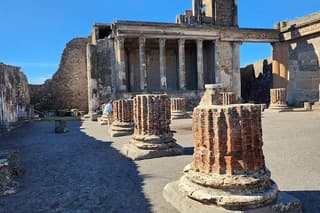 Tour Herculaneum and Pompeii ruins included pizza