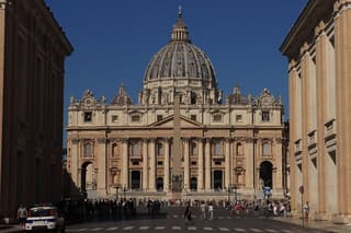Tour of St Peter Basilica and Papal Tombs and Grottoes