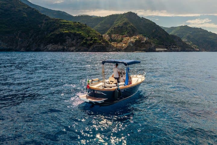 Private boat tour at sunset in Cinque Terre — photo 1 of 14