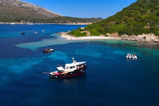Golfo Aranci private tour 3h: dolphins, aperitif and historic yacht