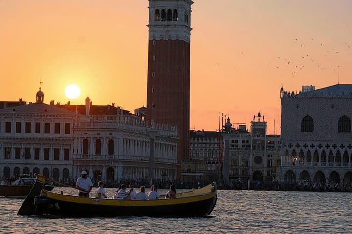 Venice Sunset by Typical Venetian Boat with Prosecco — photo 1 of 8