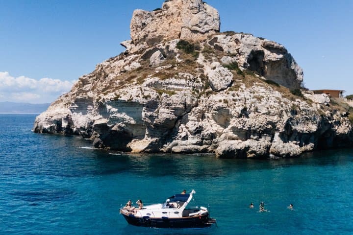 Experience in a typical gozzo between hidden coves and aperitif — photo 1 of 18