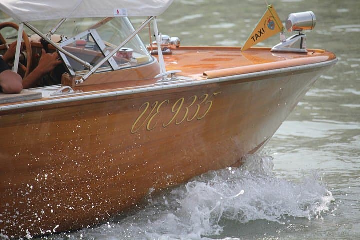 Murano Glass Factory Experience: Boat Ride and Live Demonstration — photo 1 of 8