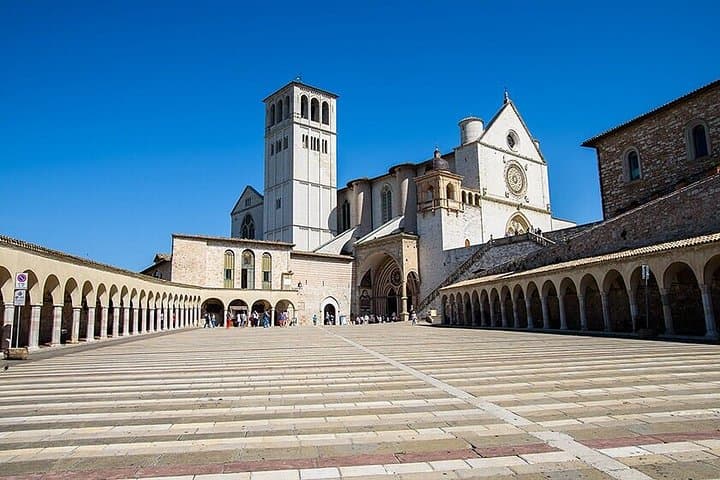 Guided tour discover the charming Assisi its Saints and Miracles — photo 1 of 12