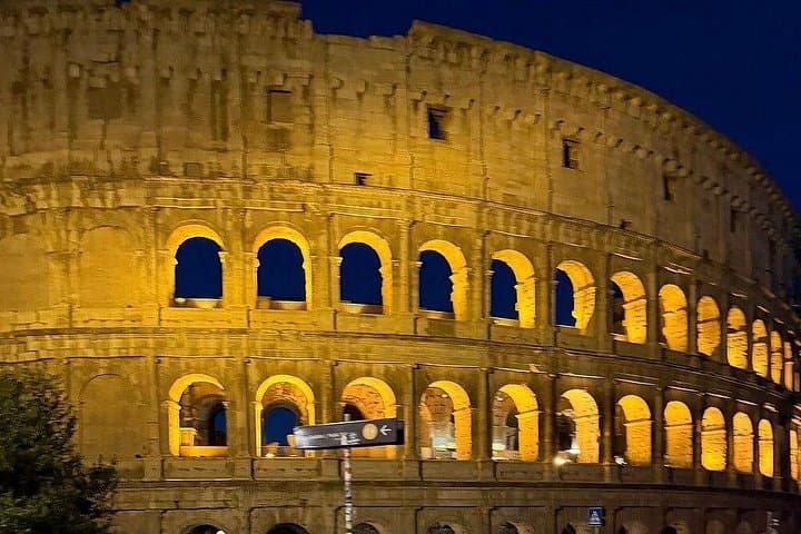 Colosseum Exterior Walking Tour and Roman forum and Palatine Hill — photo 1 of 27