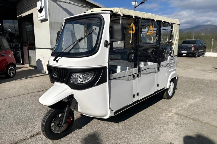 Rome Highlights Electric Tuk Tuk Tour with Photoshoot — photo 1 of 3