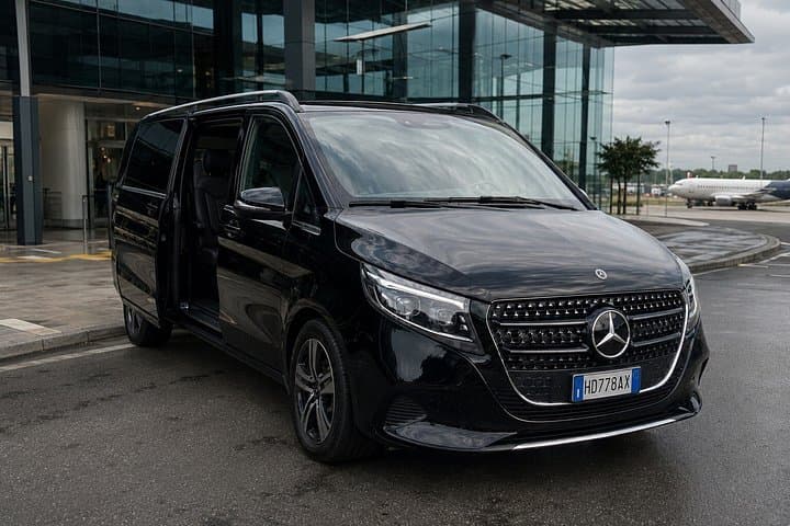 Private Transport in Milan Metropolitan City — photo 1 of 3