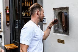 Private Florence Oltrarno Food & Wine Tour with Wine Windows