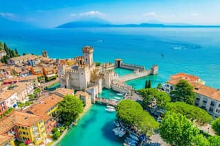 Hello Sirmione: Private 2-Hour Intro City Walk with Local Guide
