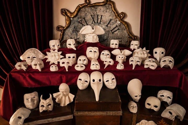 Venice Carnival Mask Decoration Course in Palace — photo 1 of 11