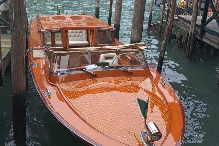 Colors and Traditions: Murano and Burano in water taxi with guide — photo 1 of 24