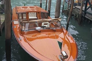 Colors and Traditions: Murano and Burano in water taxi with guide