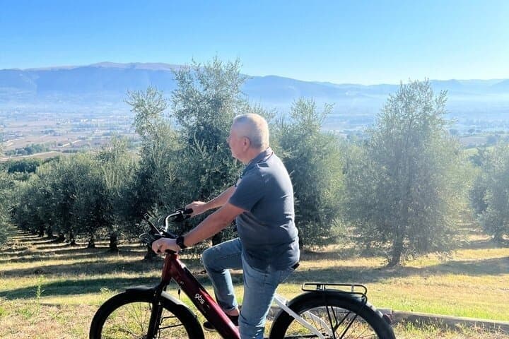 E-Bike Rental and Cannara (PG) Extra Virgin Olive Oil Tasting Experience — photo 1 of 9