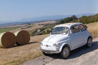 Guide A Fiat 500 Vintage through the Historic Villages of Maceratese.