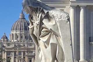Outdoor tour of the Vatican City with a physical guide