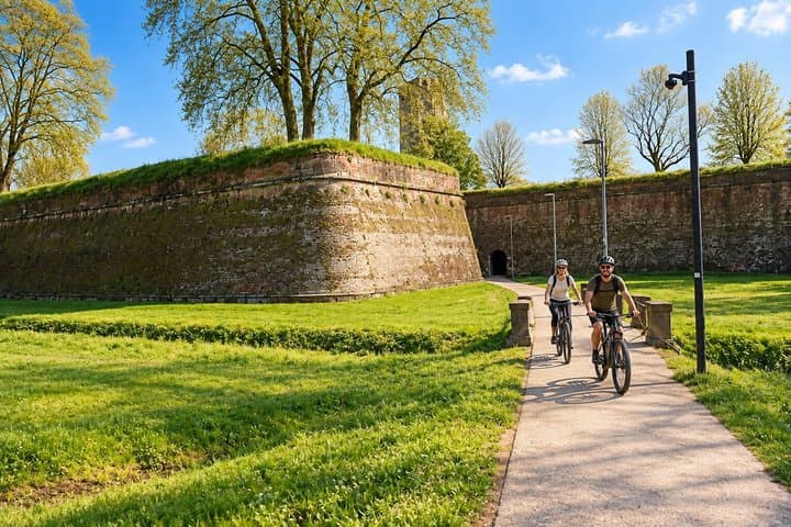 Lucca to Pisa E-bike virtual guided tour — photo 1 of 9