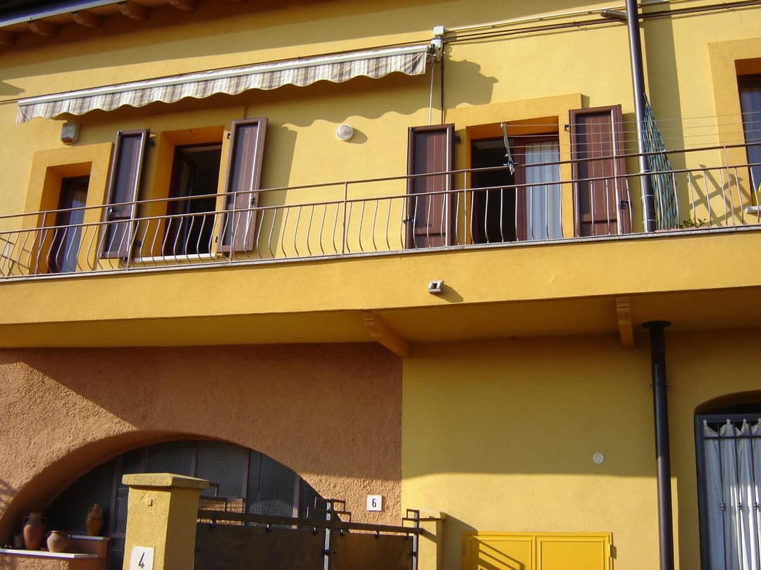 CASA DEL SOLE APPARTAMENTO N° 2 WHITE AND GOLD ROOM — photo 1 of 47