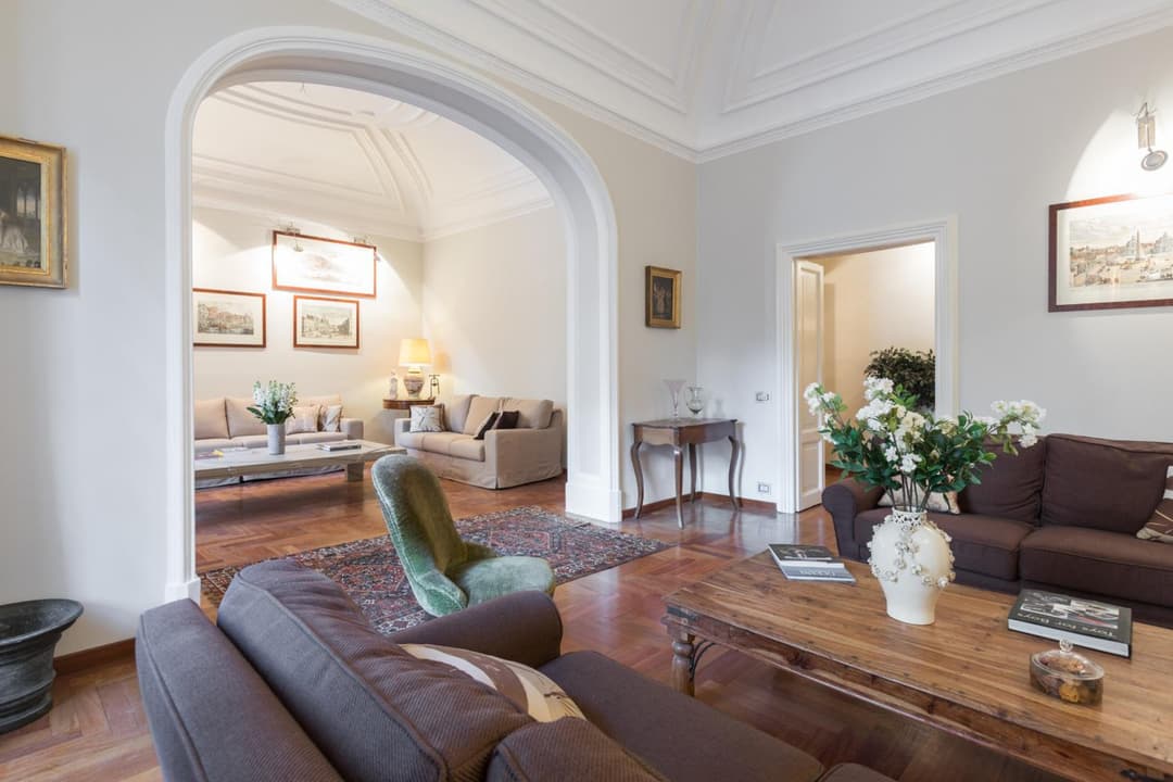 Amazing 4 bedrooms apartment with garden — photo 1 of 1