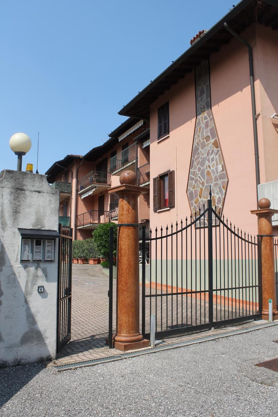InDesenzano Apartment — photo 1 of 36