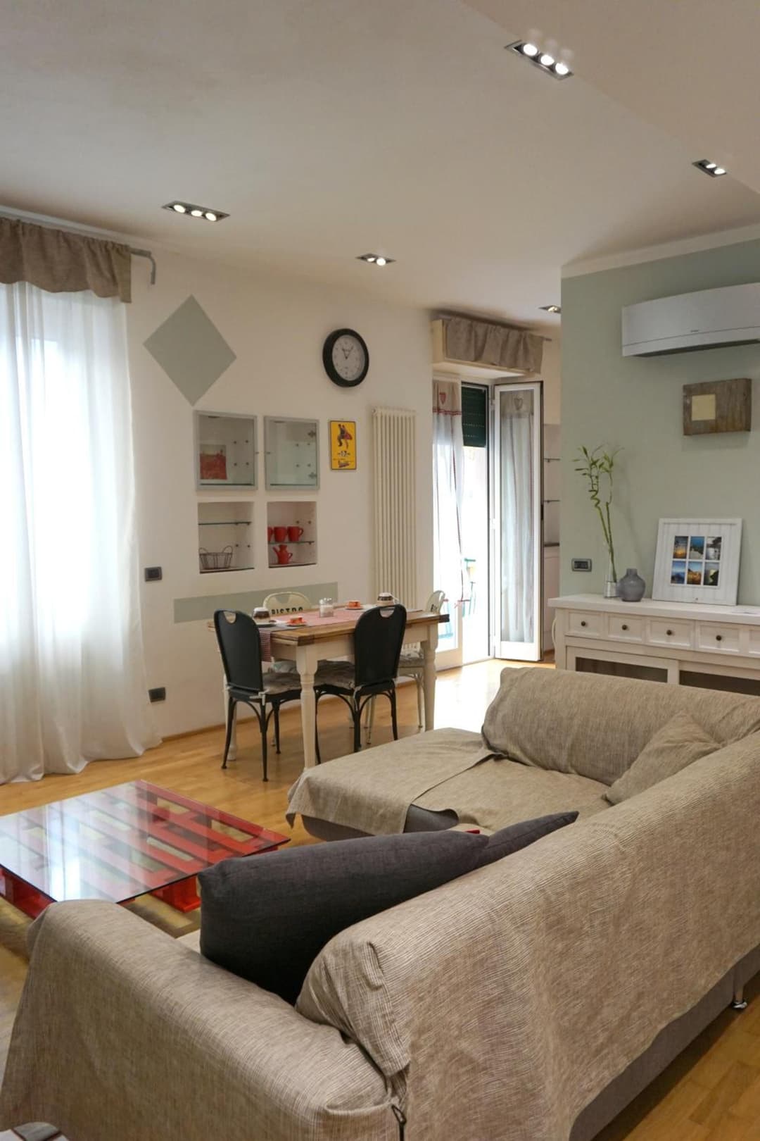 Interno 10 — photo 1 of 14