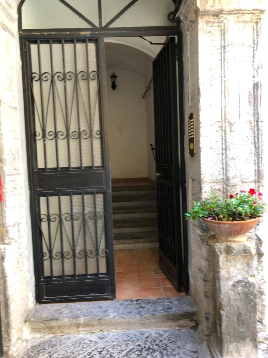 Home in love: balconcino spaccanapoli — photo 1 of 1