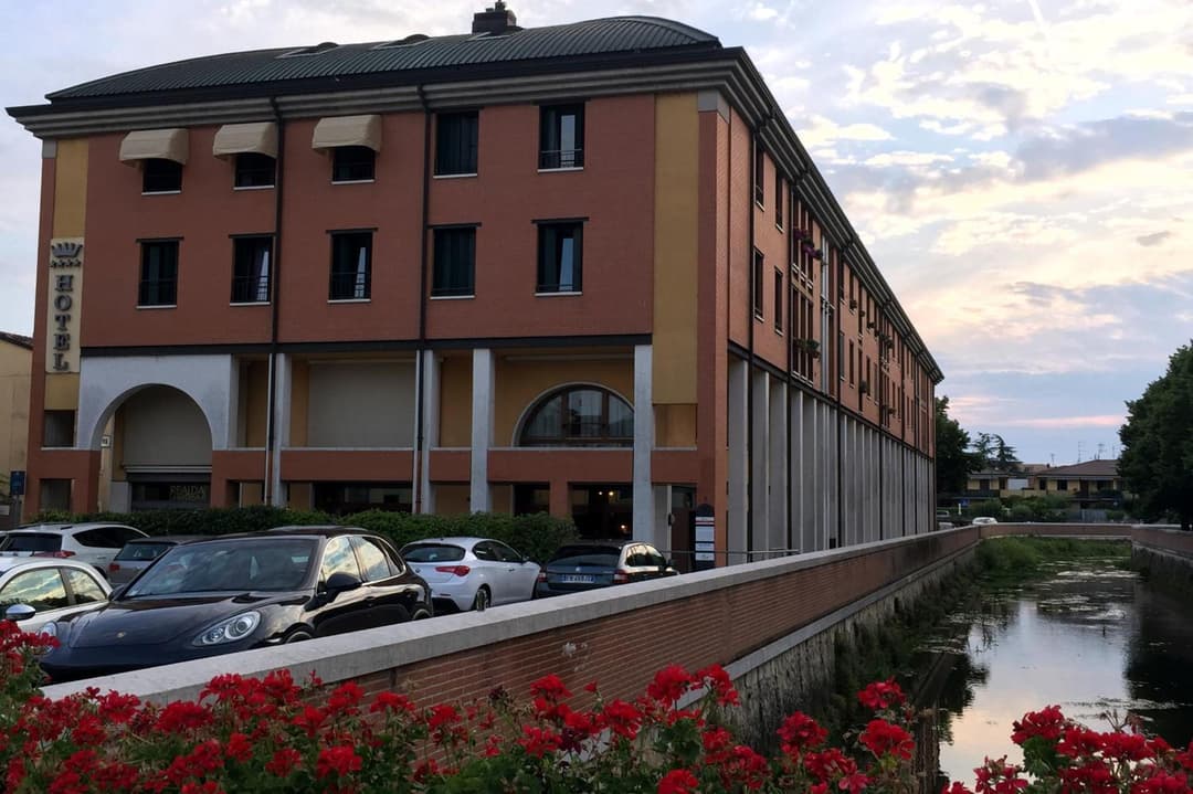 Hotel Roxy Plaza — photo 1 of 54