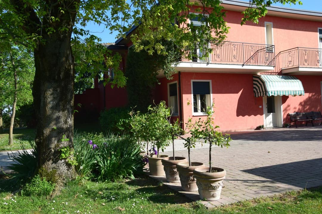 GINEVRA'S COUNTRY HOME — photo 1 of 1