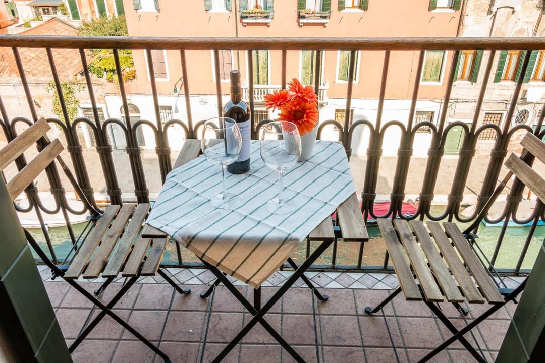 SUNNY NEST CANAL VIEW IN VENICE CHIC MOVIDA — photo 1 of 1
