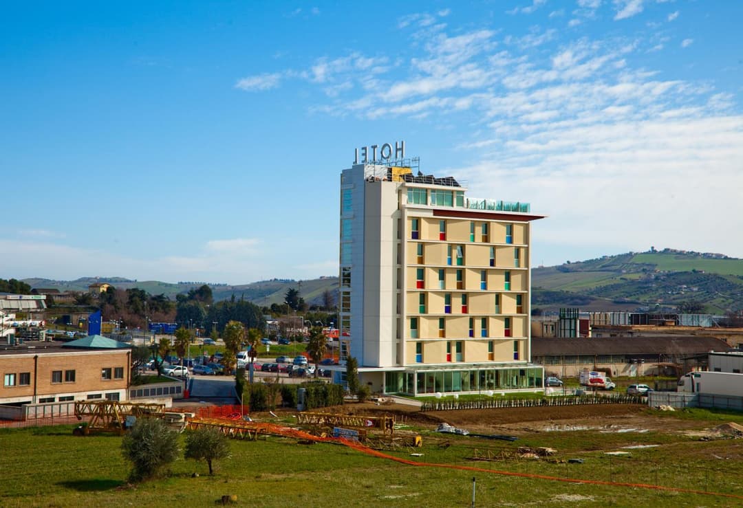 Breaking Business Hotel — photo 1 of 60