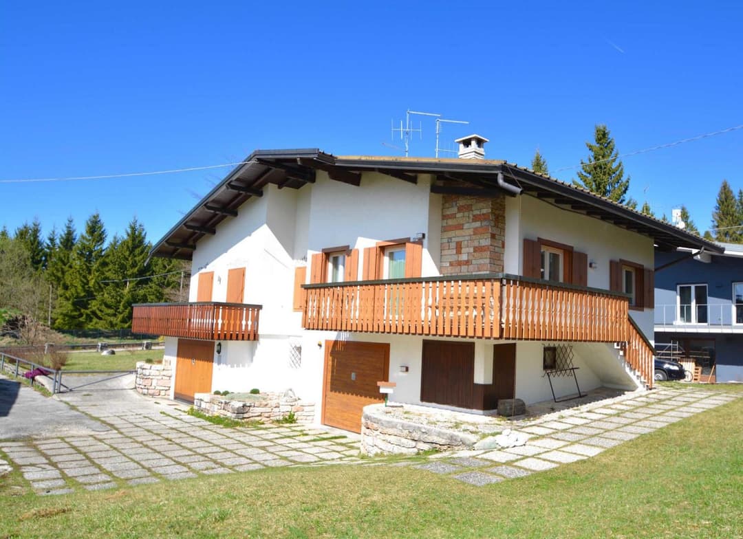 GRAZIOSA BIFAMILIARE AD ASIAGO con giardino privato — photo 1 of 46