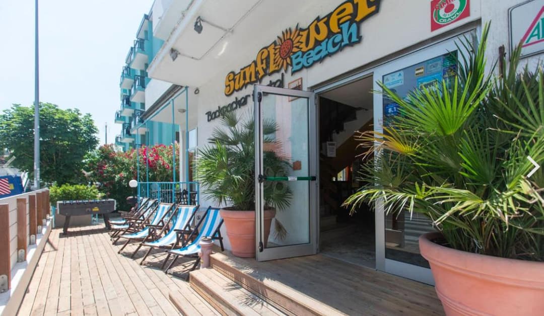 Sunflower Beach Backpacker Hostel & Bar — photo 1 of 1