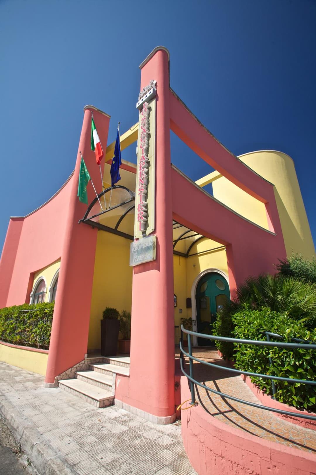 Lo Scacciapensieri Hotel & Restaurant — photo 1 of 27