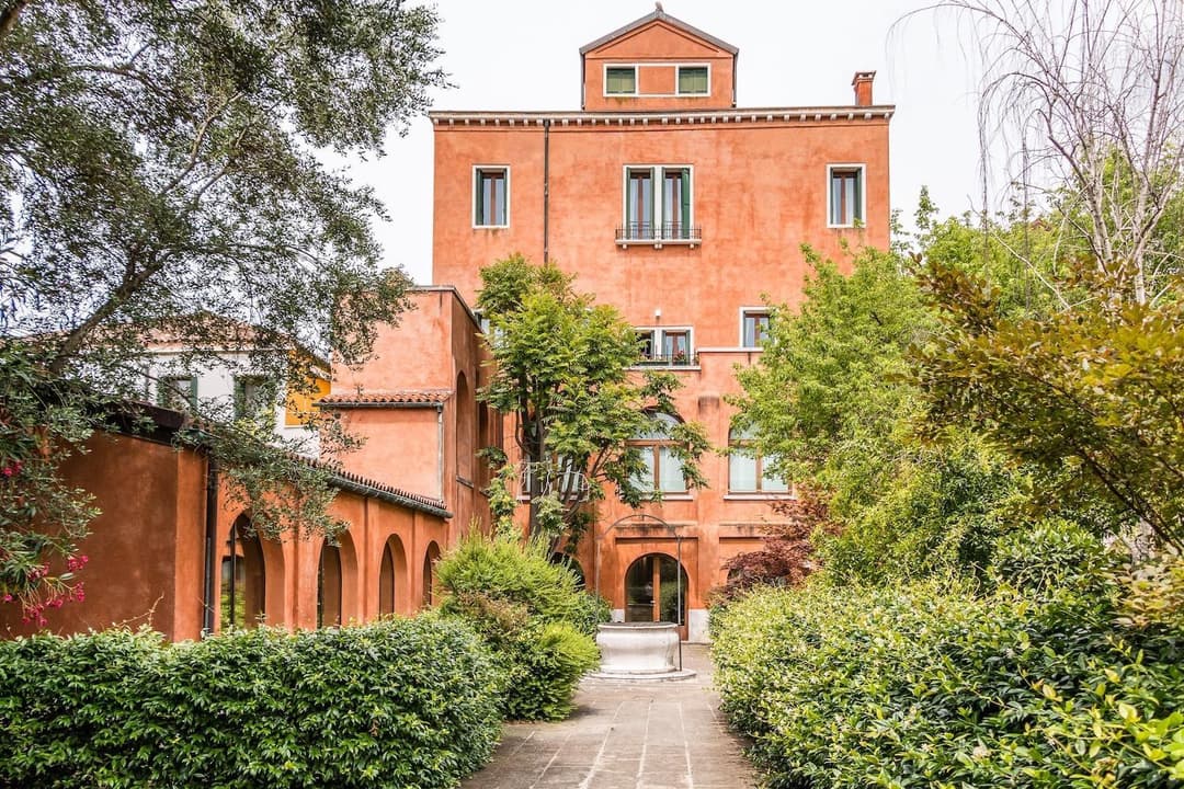 Carmini Canal View & Lift by LionHost — photo 1 of 1