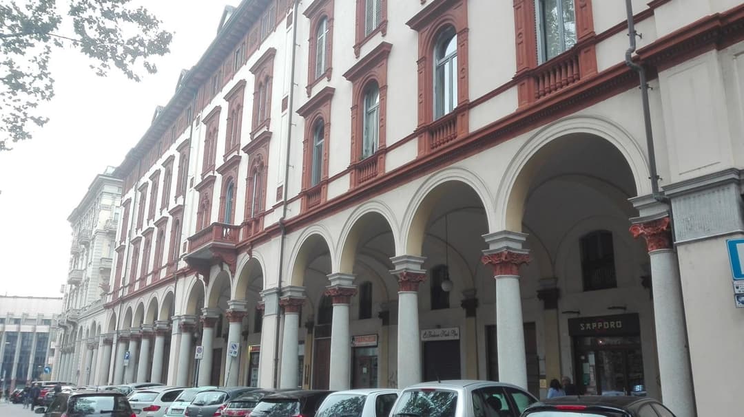 "Lo charme" a 5 minuti a piedi da Ospedale,Teatro Coccia ed Universita',a 30 minuti dai Laghi e 40 minuti da Milano — photo 1 of 24