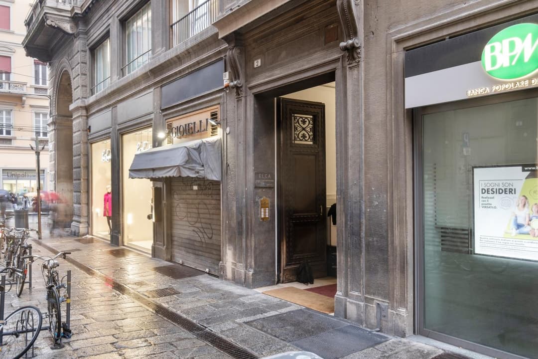 GuestHost - Piazza Maggiore White Apartment — photo 1 of 1