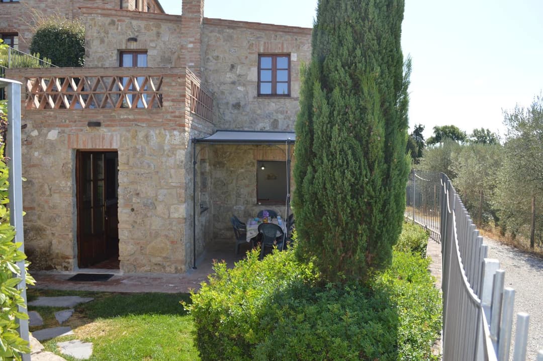 House with private garden in the Crete Senesi — photo 1 of 1