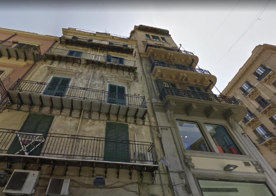 GuestHost - Vittorio Emanuele & Via Roma Colorful Apartment — photo 1 of 1