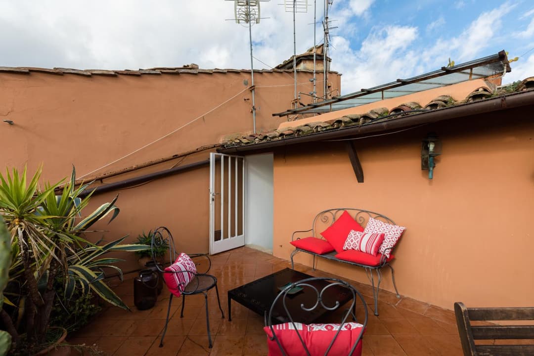 Amazing penthouse with private terrace in Trastevere — photo 1 of 34