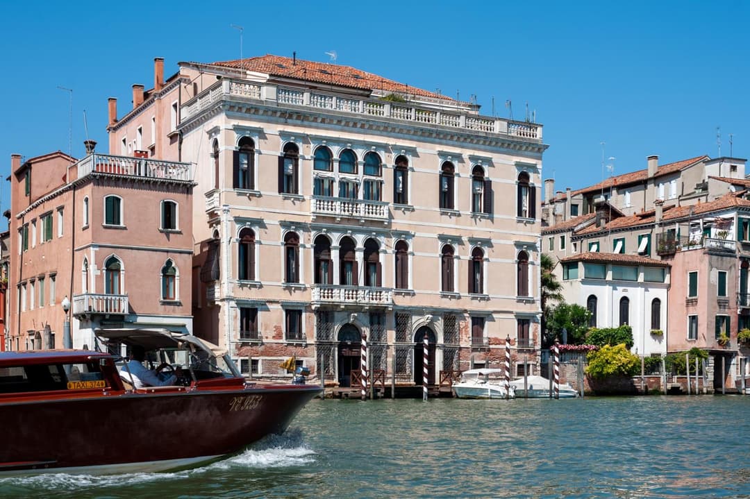 Ca' dei Cuori on the Grand Canal — photo 1 of 93