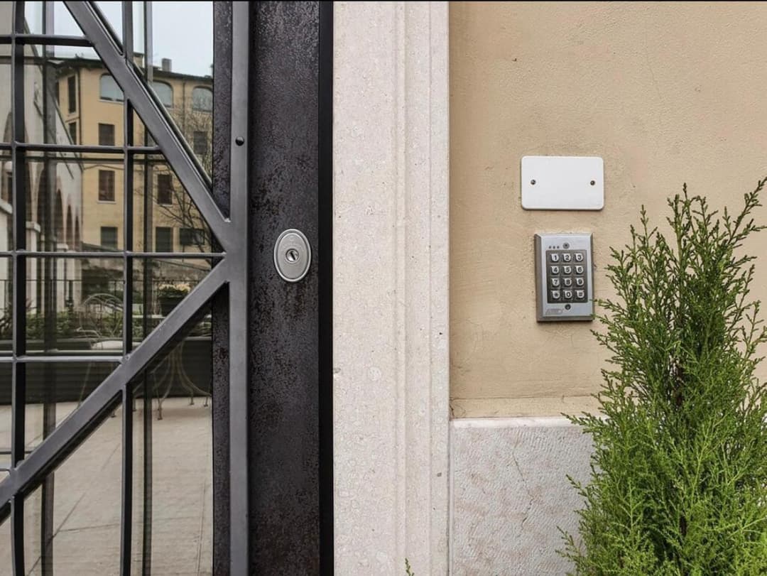 La Dolce Vita Boutique Apartment Elegant Terrace Ponte Pietra — photo 1 of 1
